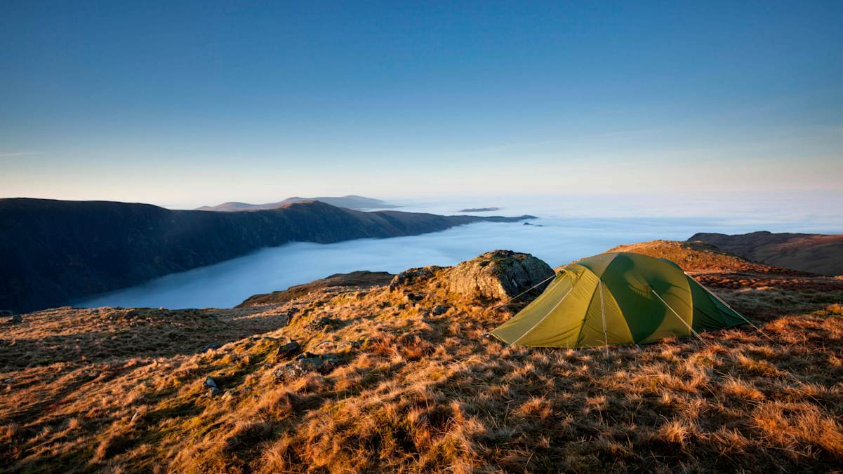 Die Rechtslage rund um wildes Campieren in der Schweiz ist von Kanton zu Kanton verschieden